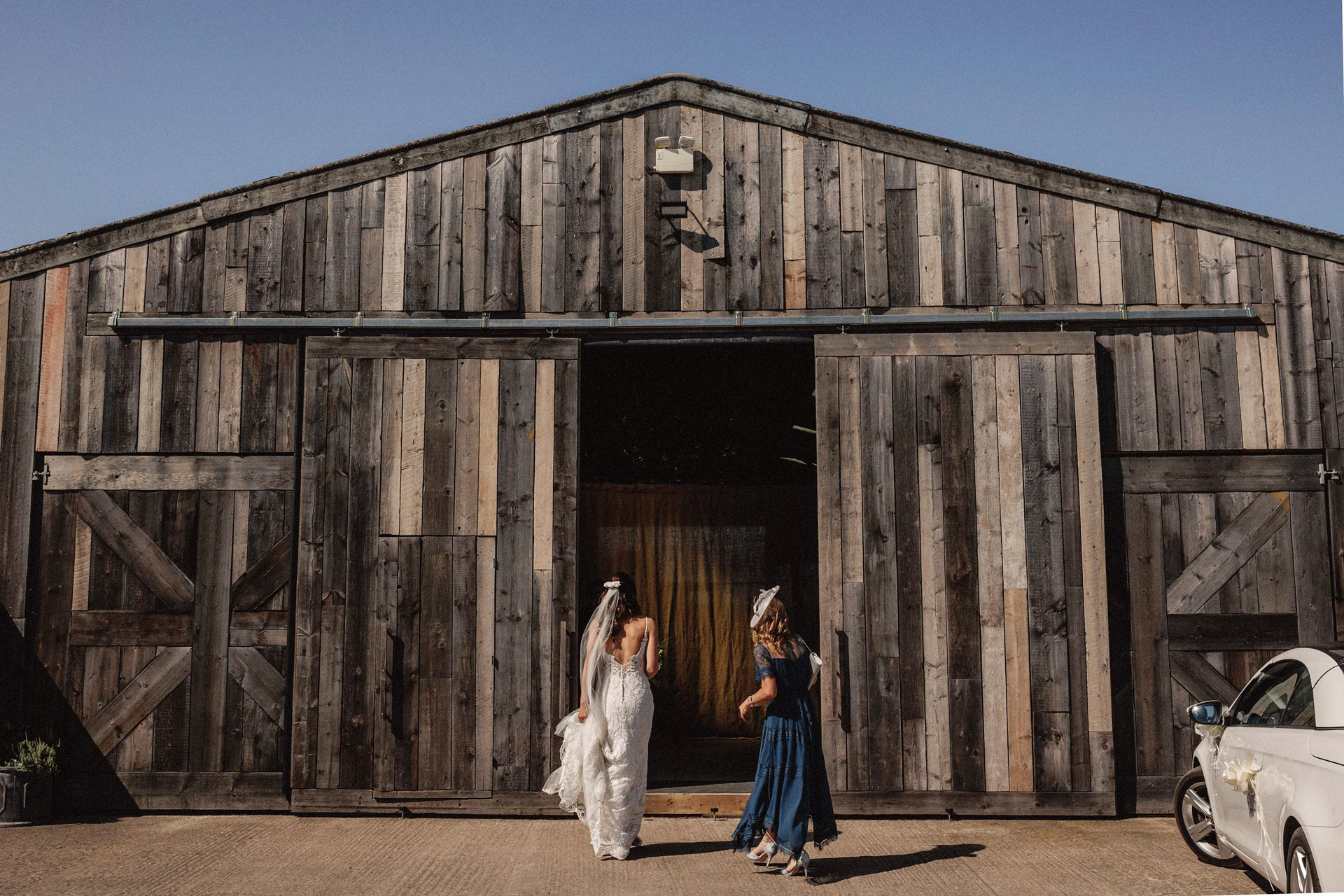 arrival of the bride and her mother at the barn 