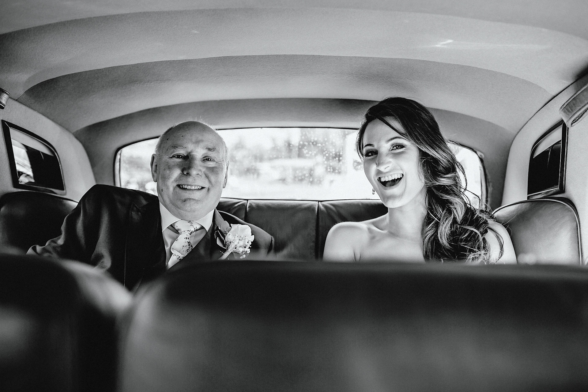 bride and her dad in the car 