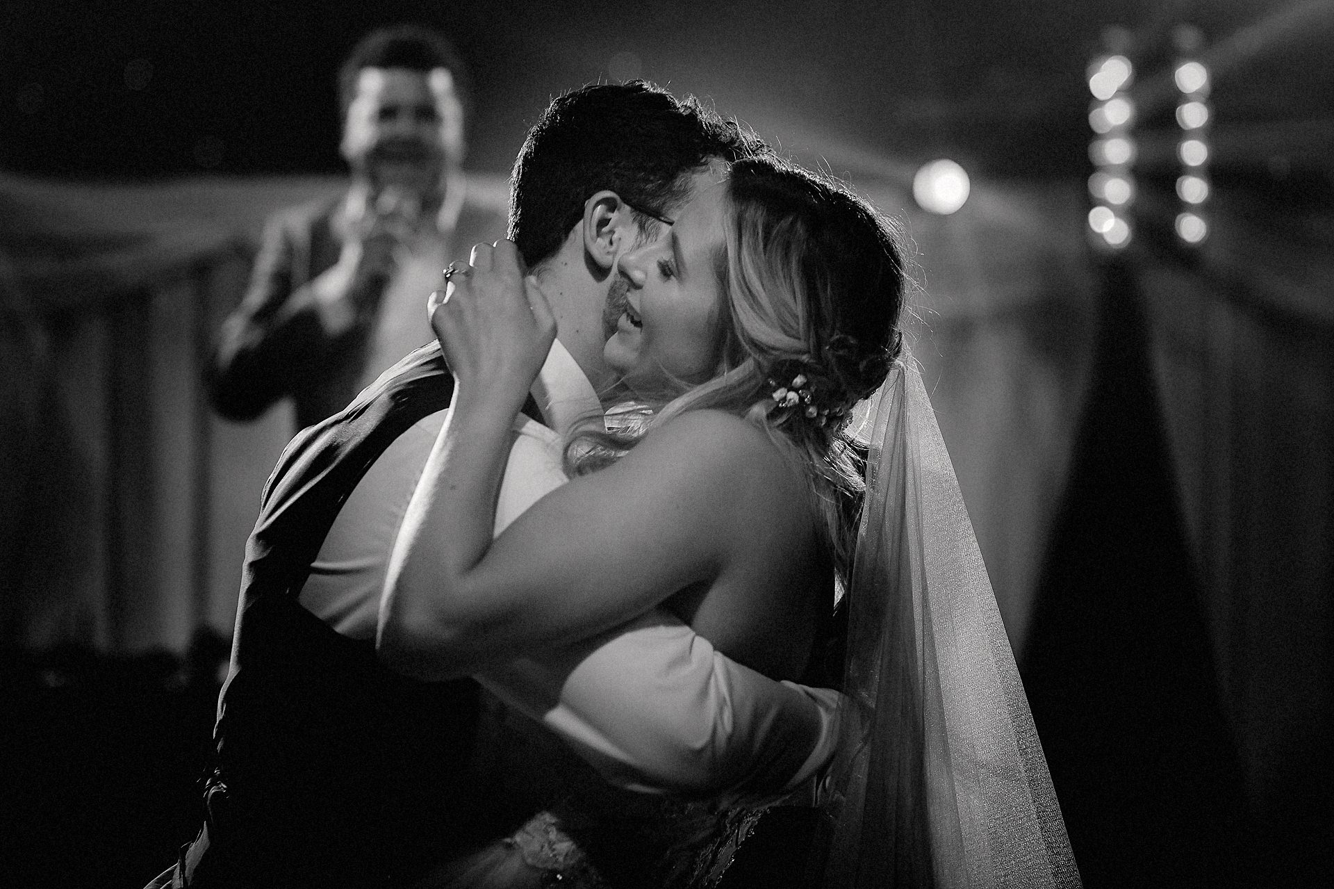 first dance embrace , lionel ritchie in the background