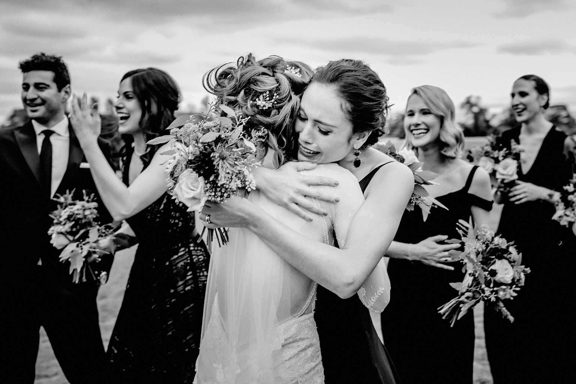 bridesmaid hug, reportage photography