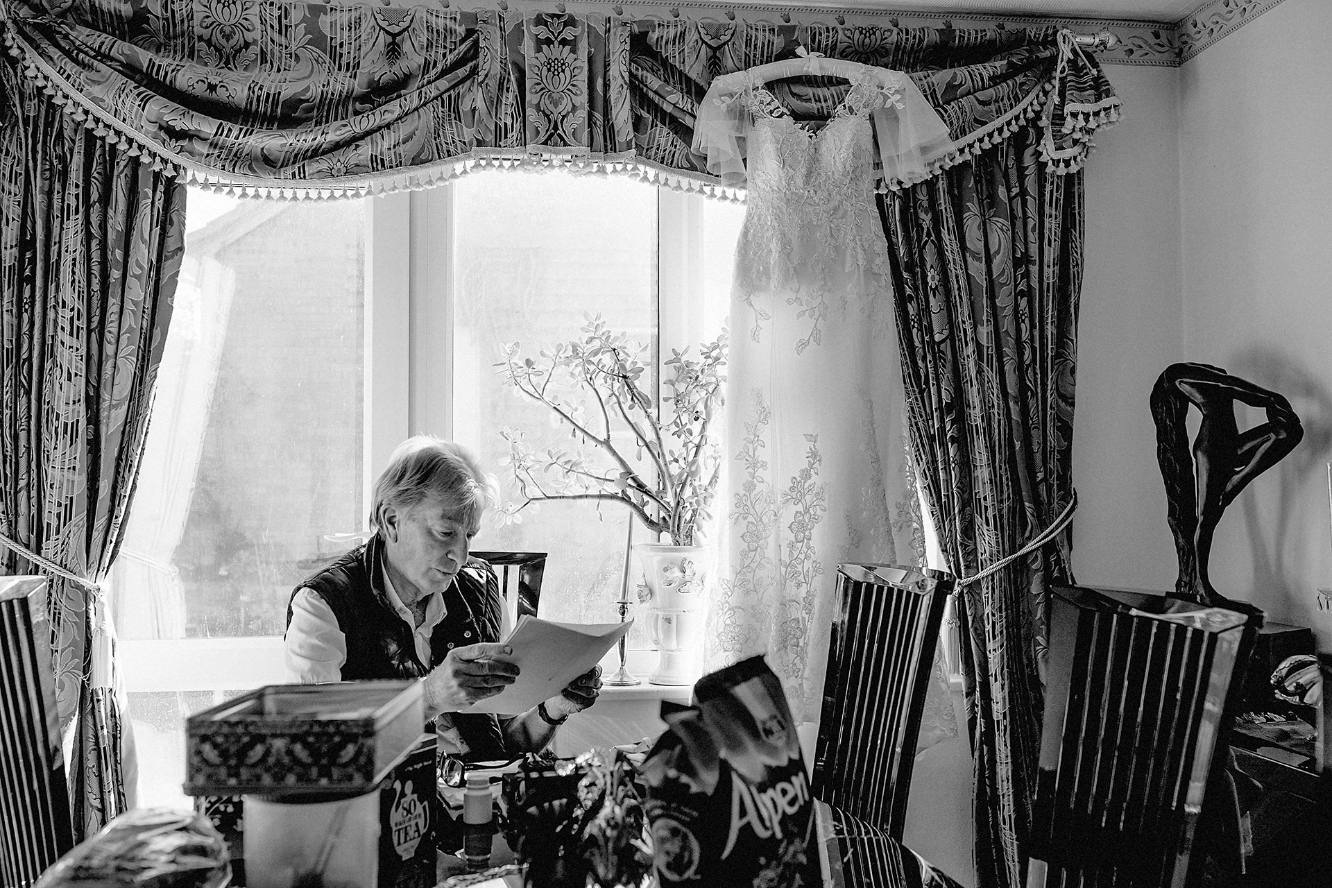 bridal preparations, father of the bride writing his speech