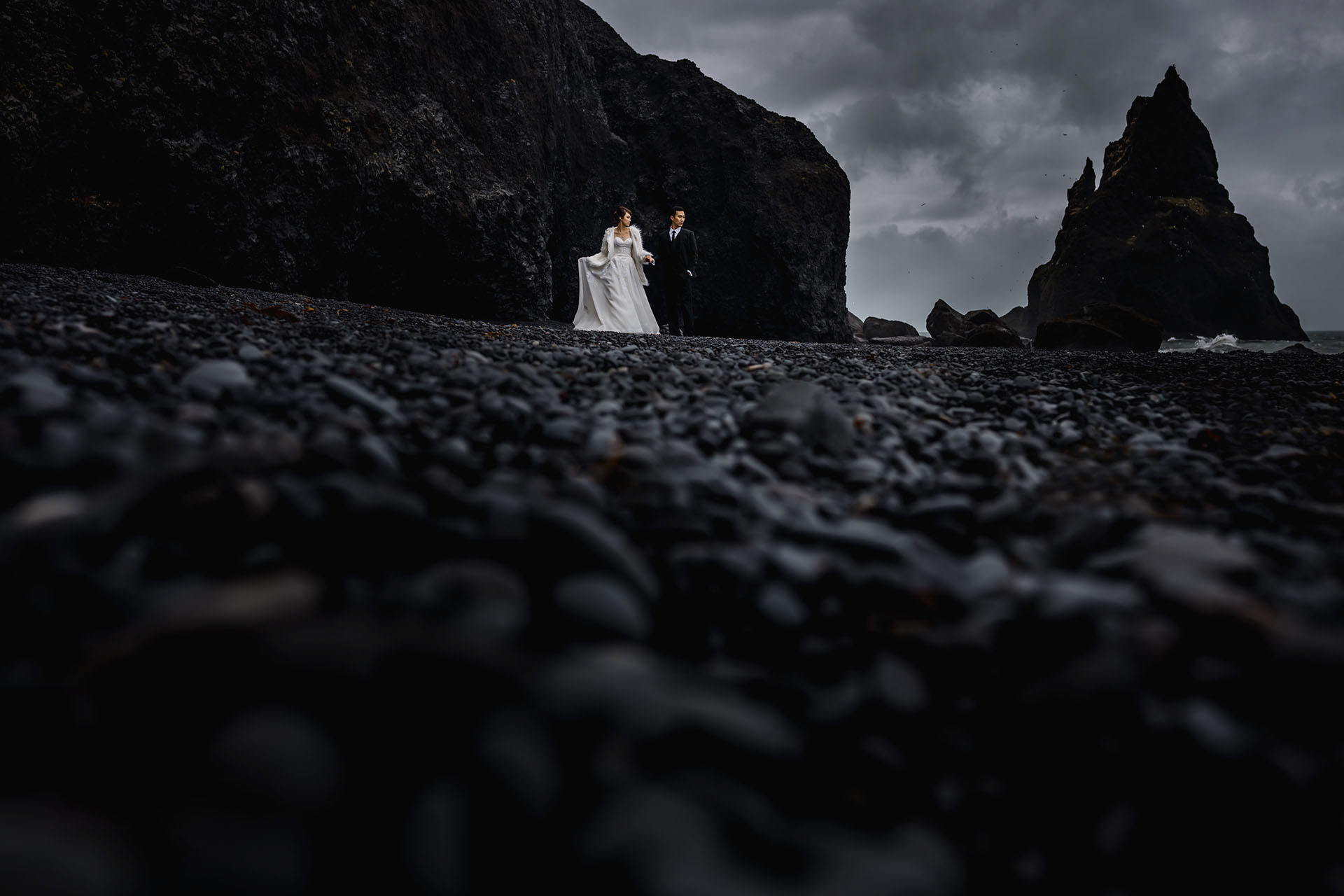 engagement shoot in iceland, black sand beach, reynisfjara