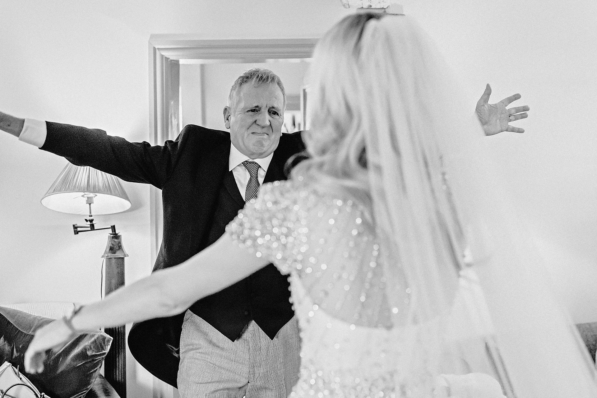 father of the bride greeting his daughter before the wedding